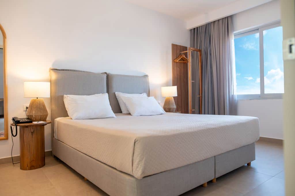 SUPERIOR SEAFRONT FAMILY ROOM WITH PRIVATE GARDEN